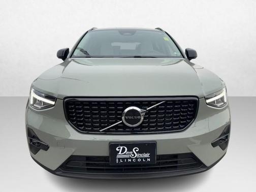 2023 Volvo XC40 B5 Plus Dark Theme