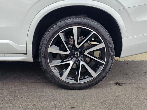 Crystal White Metallic 2020 Volvo XC90 T6 Momentum