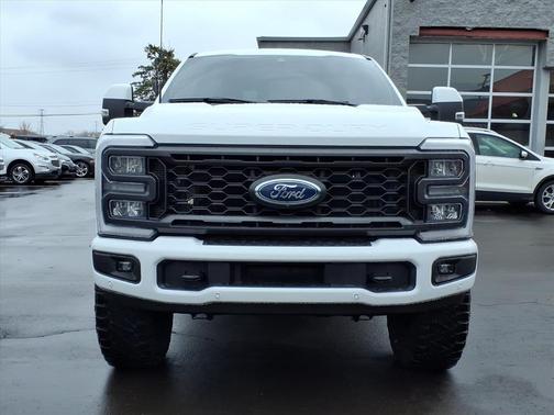 Oxford White 2023 Ford F-250 Lariat