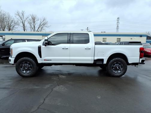 Oxford White 2023 Ford F-250 Lariat