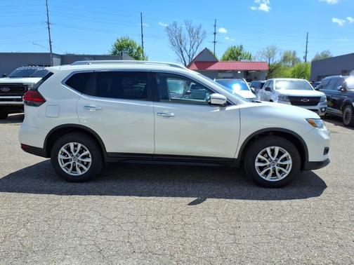Pearl White 2017 Nissan Rogue SV