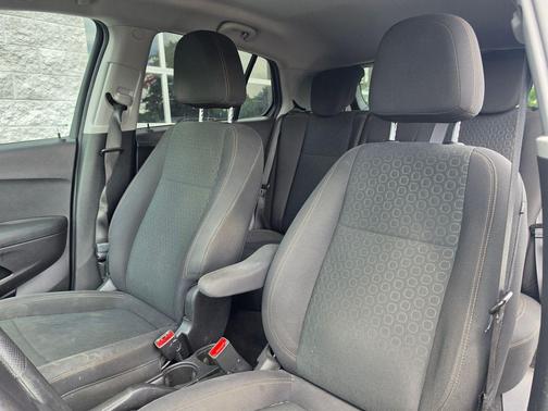 Silver Ice Metallic 2020 Chevrolet Trax LS