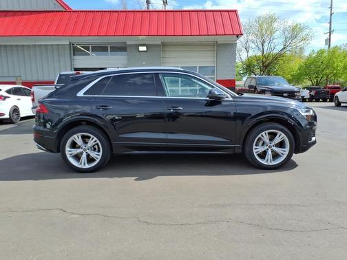Mythos Black Metallic 2022 Audi Q8 55 Premium Plus