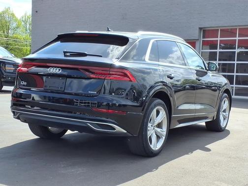 Mythos Black Metallic 2022 Audi Q8 55 Premium Plus