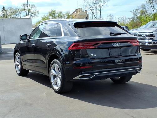 Mythos Black Metallic 2022 Audi Q8 55 Premium Plus