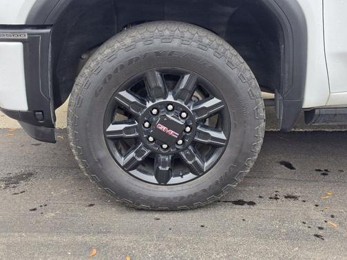 Summit White 2024 GMC Sierra 2500 AT4