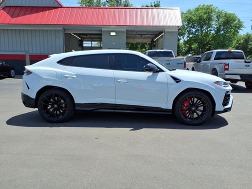 Balloon White Metallic 2022 Lamborghini Urus Graphite Capsule