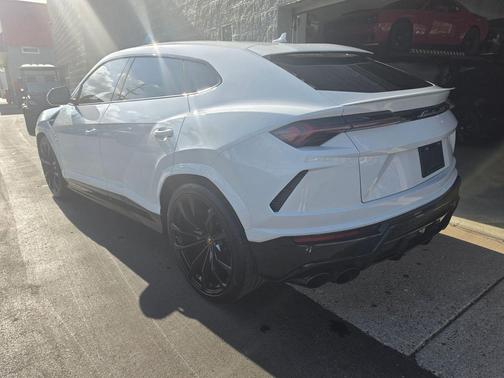 Balloon White Metallic 2022 Lamborghini Urus Graphite Capsule