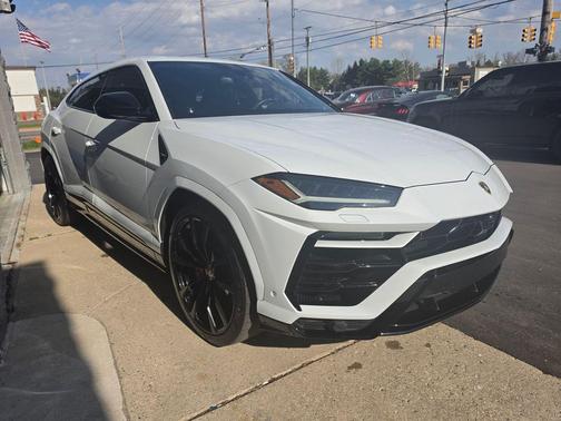 Balloon White Metallic 2022 Lamborghini Urus Graphite Capsule