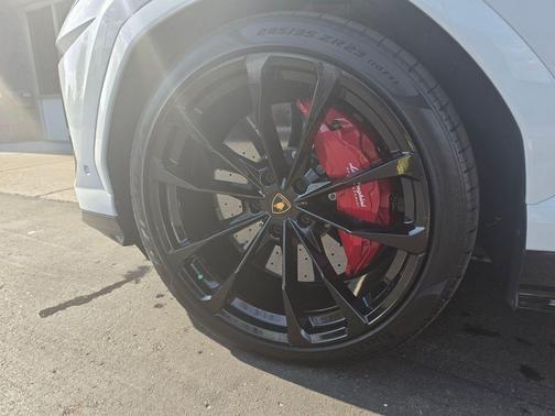Balloon White Metallic 2022 Lamborghini Urus Graphite Capsule