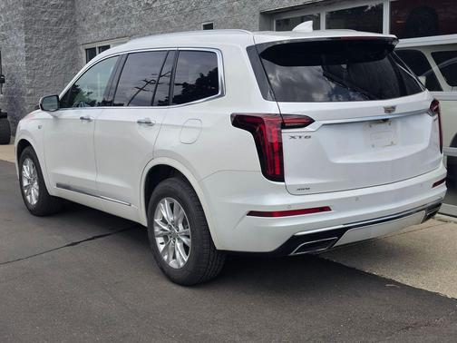 Crystal White Tricoat 2022 Cadillac XT6 Luxury AWD