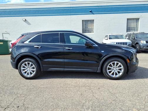 Stellar Black Metallic 2019 Cadillac XT4 Luxury