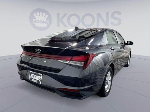 2022 Hyundai ELANTRA SE