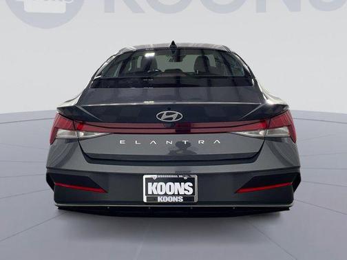 2024 Hyundai ELANTRA SE