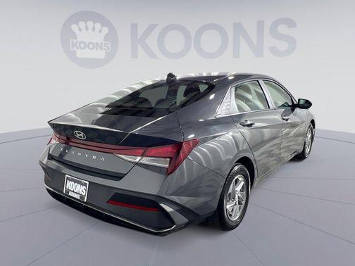 2024 Hyundai ELANTRA SE