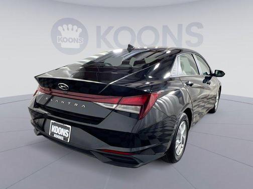 2022 Hyundai ELANTRA SE