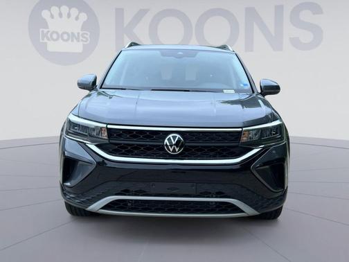 Platinum Gray Metallic 2024 Volkswagen Taos 1.5T SE