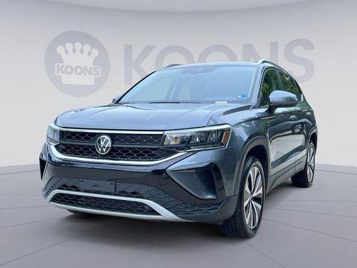 Platinum Gray Metallic 2024 Volkswagen Taos 1.5T SE