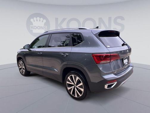 Platinum Gray Metallic 2024 Volkswagen Taos 1.5T SE