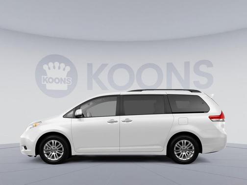 Super White 2014 Toyota Sienna XLE
