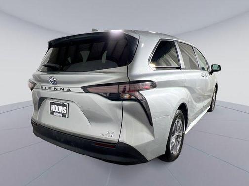 2024 Toyota Sienna LE
