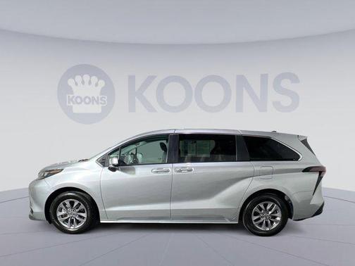 2024 Toyota Sienna LE