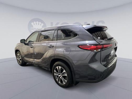 Magnetic Gray Metallic 2022 Toyota Highlander Hybrid XLE