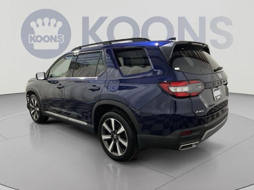 Obsidian Blue Pearl 2023 Honda Pilot Touring 8-Passenger