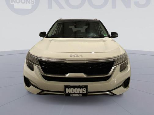 Clear White/Black Roof 2022 Kia Seltos S