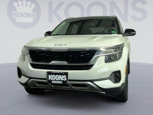 Clear White/Black Roof 2022 Kia Seltos S