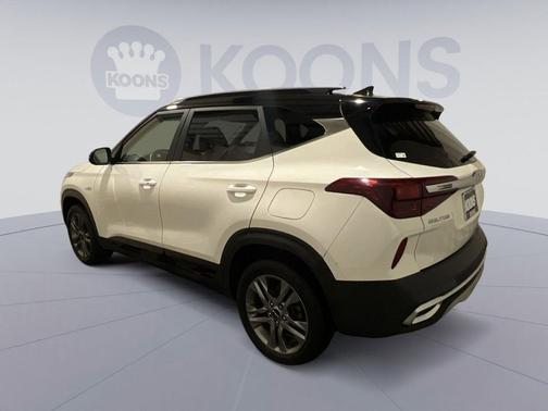 Clear White/Black Roof 2022 Kia Seltos S