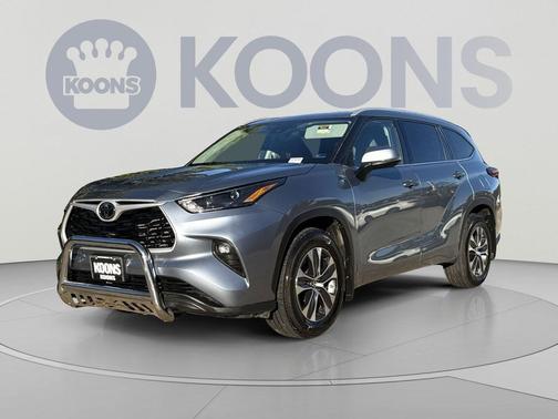 Moon Dust 2022 Toyota Highlander XLE