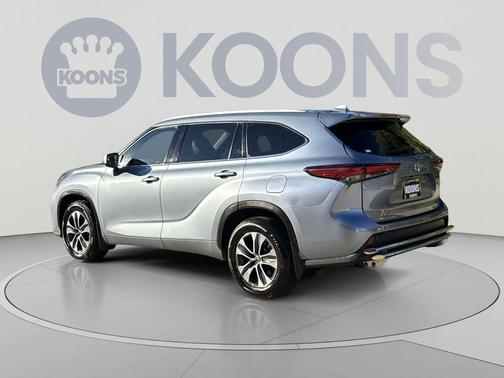 Moon Dust 2022 Toyota Highlander XLE