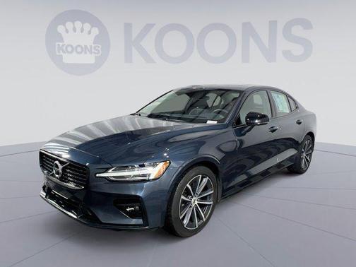 2022 Volvo S60 T5 Momentum