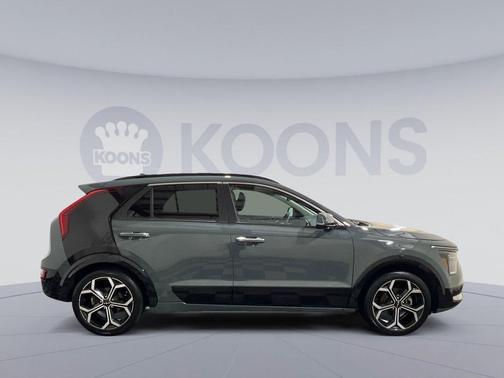 Cityscape Green 2023 Kia Niro Touring