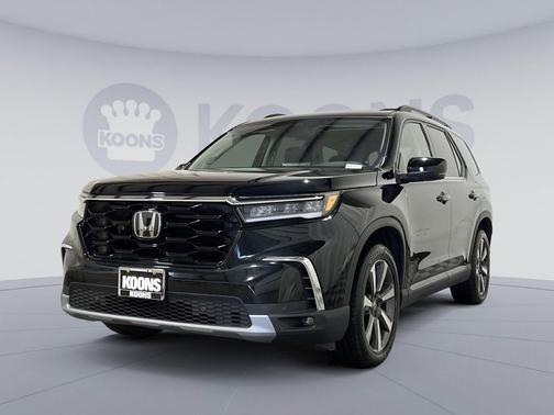 Crystal Black Pearl 2023 Honda Pilot Touring 8-Passenger