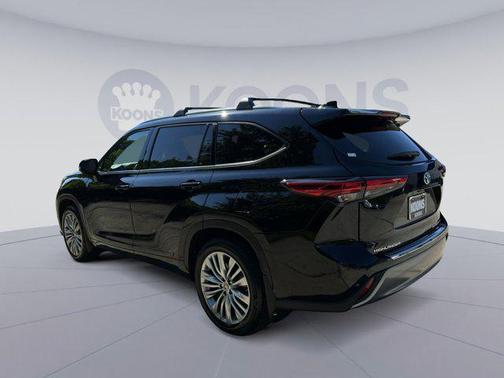 Midnight Black Metallic 2023 Toyota Highlander Platinum