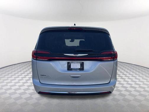 2024 Chrysler Pacifica Touring-L