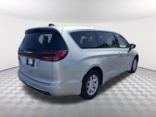 2024 Chrysler Pacifica Touring-L