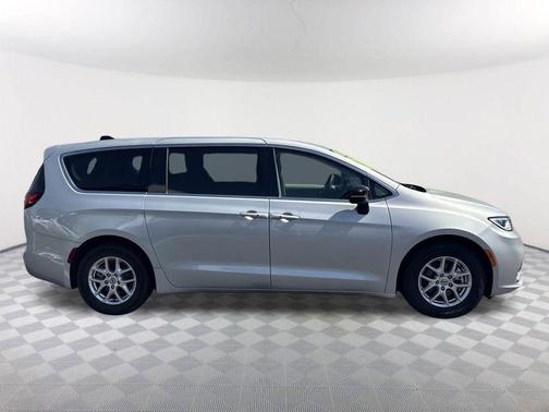 2024 Chrysler Pacifica Touring-L