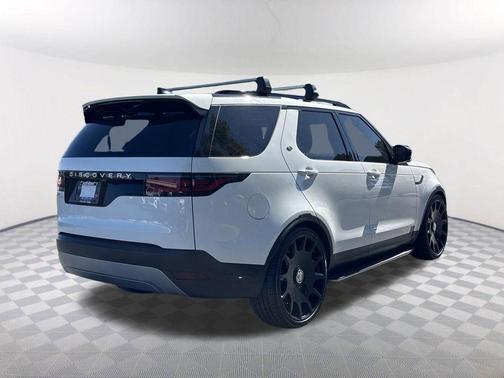 Fuji White 2025 Land Rover Discovery P300 S