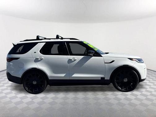 Fuji White 2025 Land Rover Discovery P300 S