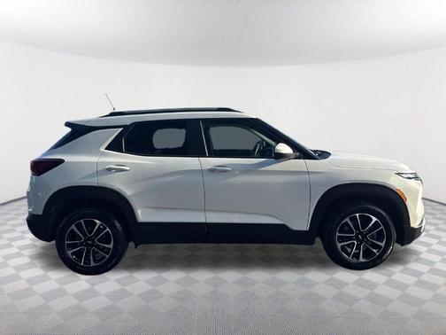 Summit White 2025 Chevrolet Trailblazer LT