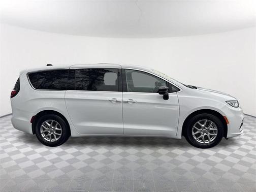 2024 Chrysler Pacifica Touring-L