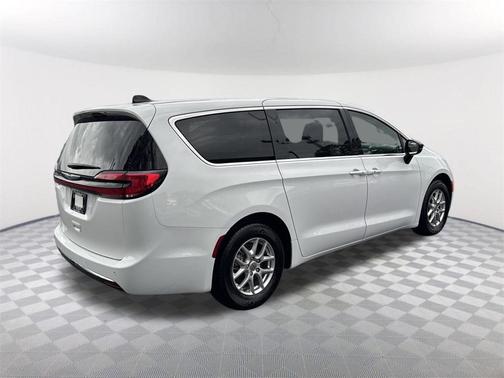 2024 Chrysler Pacifica Touring-L