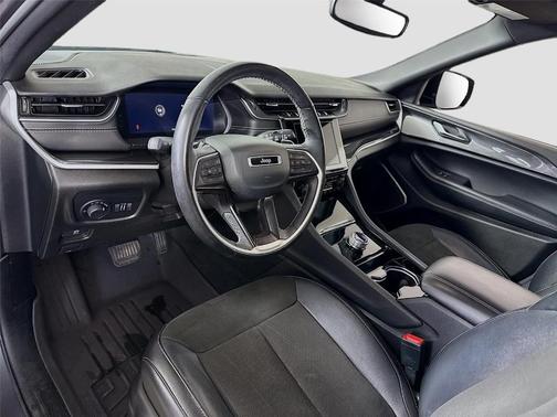 Gray 2022 Jeep Grand Cherokee Altitude