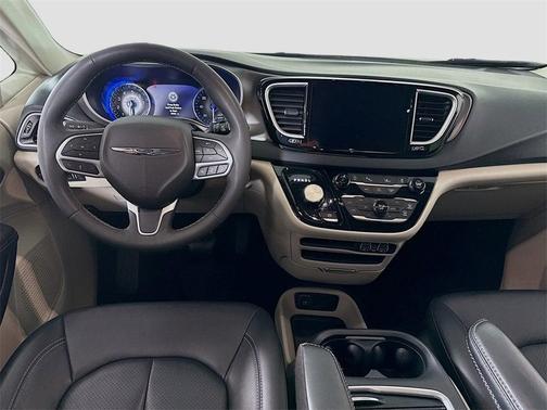 2024 Chrysler Pacifica Touring-L