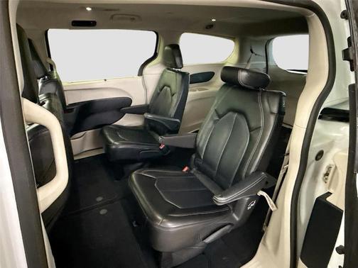 White 2023 Chrysler Pacifica Touring-L