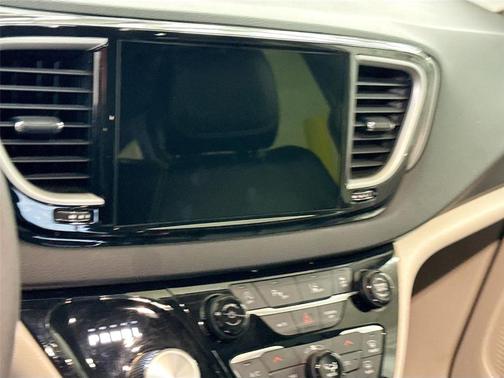 White 2023 Chrysler Pacifica Touring-L