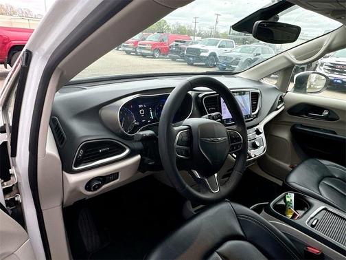 2023 Chrysler Pacifica Touring-L